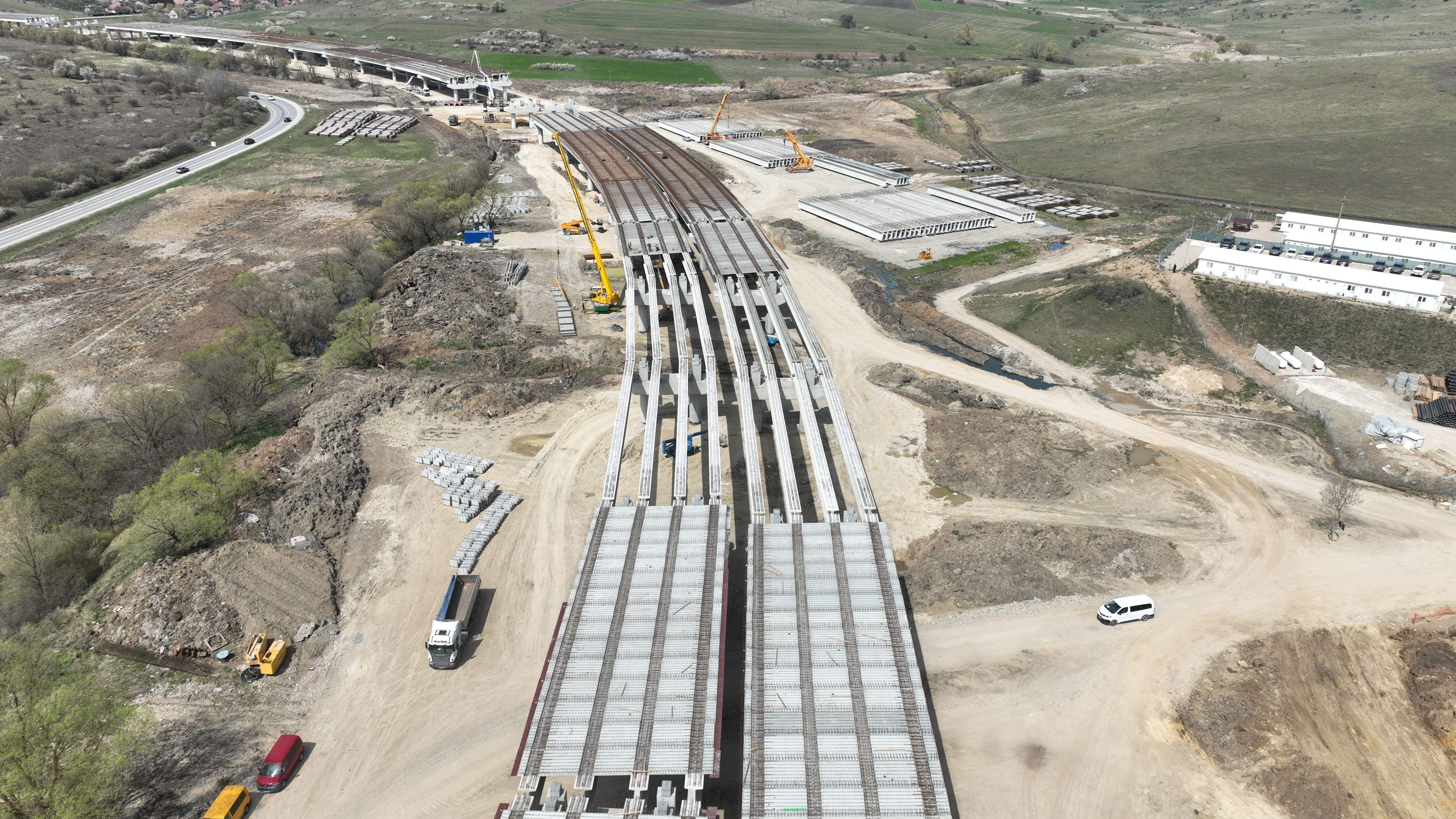 Romanya Brașov–Târgu Mureș–Cluj–Oradea Otoyolu 3A2 alt kesimi olan Nădășelu–Mihăiești bölümünde (km 8+700 – km 25+500) km 10+009 – km 12+000 ve km 21+406 – km 24+890 aralıklarında yol güzergâh değiştirme çalışmalarının tasarımı ve uygulaması